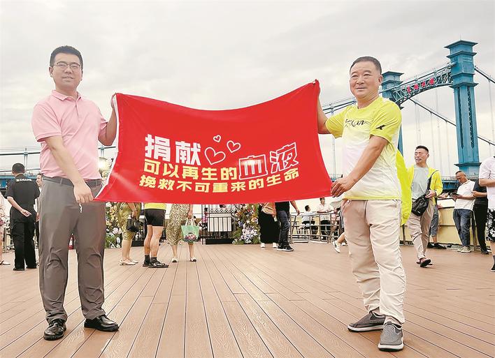 这份浪漫专属热血英雄  襄阳包游轮感谢200名献血者