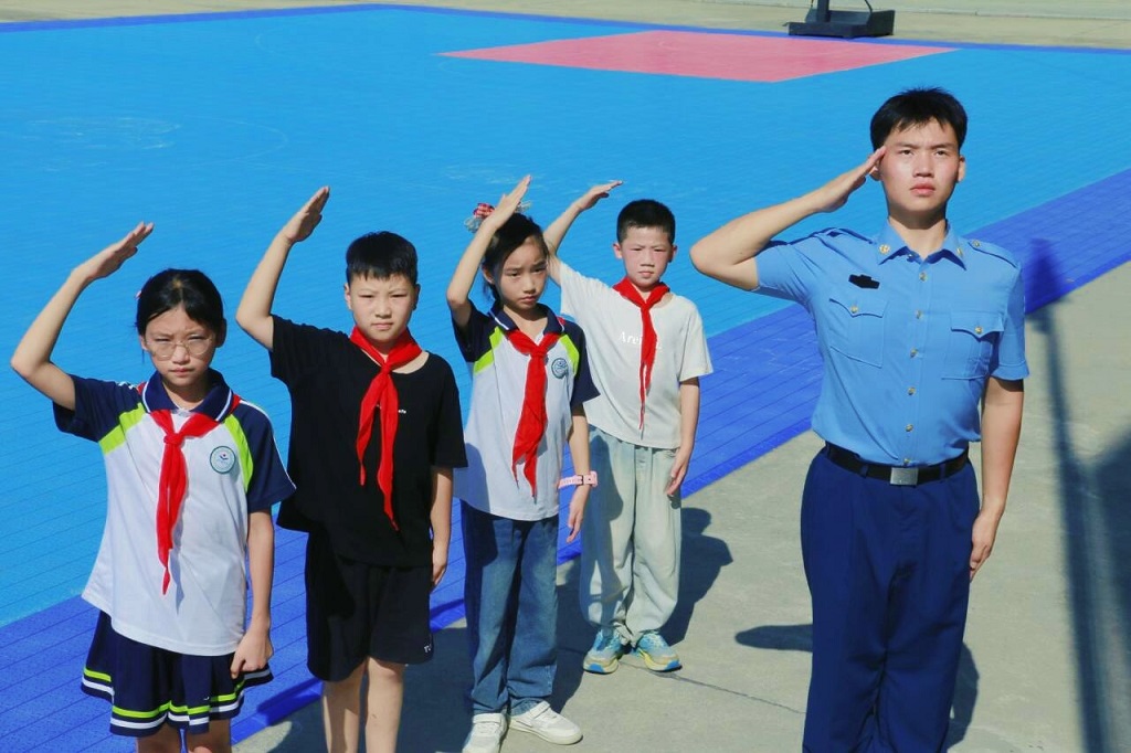 “空军蓝”擦亮“志愿红”！黄师退役大学生士兵在乡村课堂点燃报国志