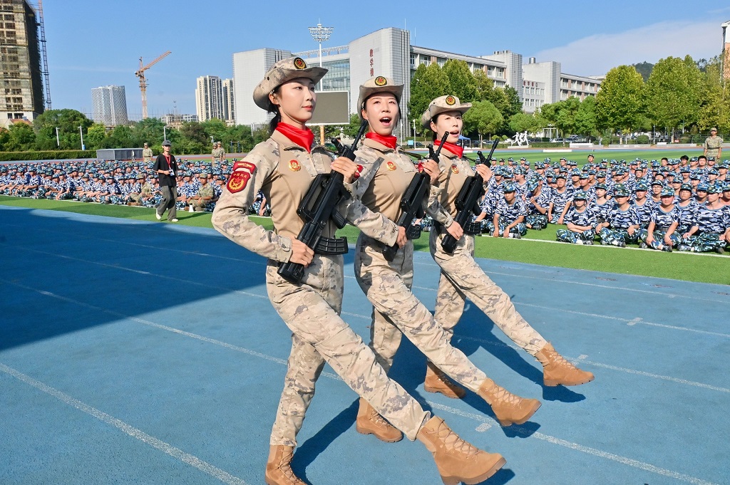 军训天花板！九三阅兵女民兵与大学新生共上“第一课”