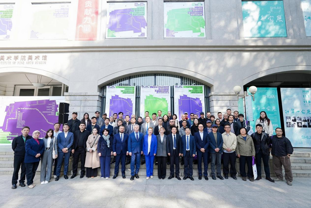 “跨越与重构——‘8+N’国际高等美术院校基础教学论坛暨2025国际大学生素描作品邀请展”在湖北美术学院开幕