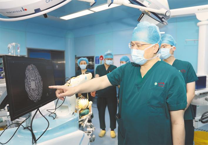 我国首例“医保价”脑机接口手术在汉实施 为推动技术普惠化完成关键一跃