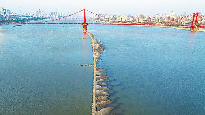 武汉“江心小路”原来是航道水坝 有安全隐患，游客请勿上路游玩