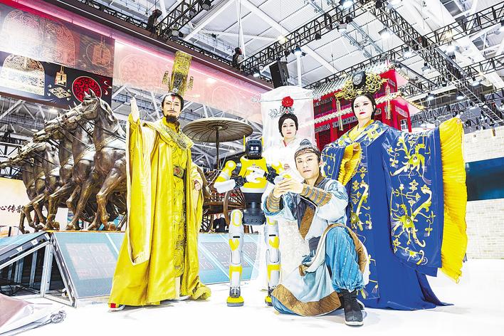 鄂企携5000余件精品亮相深圳文博会  机器人大秀太极 “李时珍AI”问诊