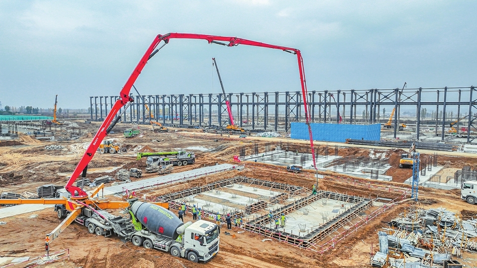 变电架构安装正酣