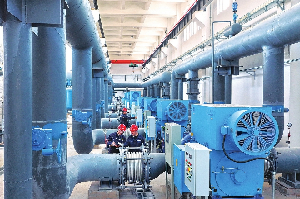 技术人员正在实时监测，调试管网压力、水温等参数