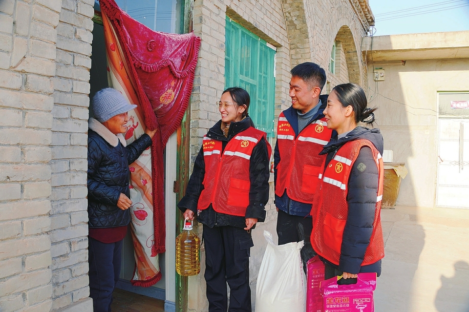 走访慰问 情暖农家