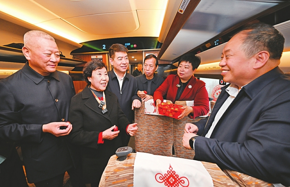 出席十四届全国人大四次会议的在晋全国人大代表乘坐高铁奔赴北京