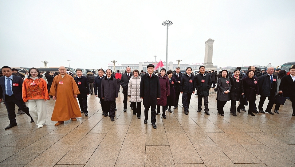 出席全国政协十四届四次会议的住晋全国政协委员们意气风发步入人民大会堂