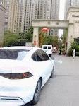 女孩爬到悬空露台民警救援 危急时刻显身手