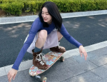 张小斐玩滑板秒变元气少女！笑容灿烂穿搭时髦吸睛
