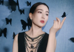 马苏穿镂空裙展露好身材 秀光滑美背肌肤白嫩细腻