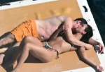 啪姐穿比基尼身材凹凸有致 与未婚夫船上甜蜜幸福
