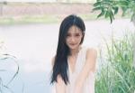 李一桐穿白色无袖上衣清新淡雅 手拿青柠灵动恬静