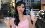 周也穿粉色吊带游韩国好快乐 品尝美食表情灵动
