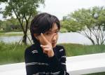 万茜穿搭随性在公园游玩 坐在湖边慵懒惬意