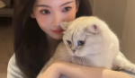陈瑶晒居家美照！抱着猫咪自拍露温柔笑容可爱迷人