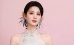 王楚然穿旗袍曲线曼妙 手持熊猫扇子俏皮可爱