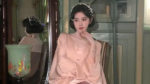 鞠婧祎穿缎面裙配珍珠发冠 温柔贵气化身民国美人