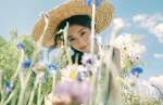 王影璐穿格纹长裙置身野花田间 充满田园少女气息
