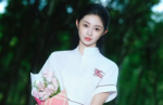 周洁琼穿白连衣裙置身林间 清新灵动充满少女气息