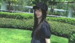 鞠婧祎穿黑裙阳光下回眸 表情灵动温柔少女感拉满