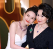 何超莲何超琼姐妹同框参加活动 同父异母感情好