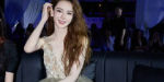 戚薇现身三亚时尚秀 深V装扮散发成熟女人味