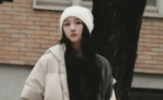 关晓彤晒春日街头随拍照 戴帽子悠闲漫步状态惬意
