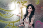孟子义穿碎花衬衫配牛仔短裙 与墙绘合照甜美俏皮