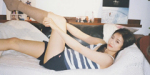 李兰迪穿条纹背心身材窈窕 回眸甜笑化身元气少女
