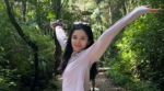 张婧仪穿浅粉休闲装山林出游 素颜出镜清新又治愈