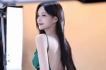 李一桐穿露背吊带长裙 长发温婉气质优雅又灵动