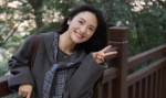 沈月穿灰色卫衣休闲居家 笑容明媚宛如邻家妹妹