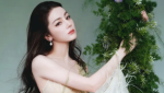 迪丽热巴穿羽毛吊带礼裙 宛若森林女神妩媚动人