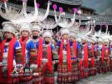 蘆笙舞を舞い「鼓蔵節」を祝う苗族の人々貴州省雷山
