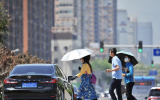 北京首次冲上30℃ 暖热升级行人遮阳出行