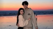 汪峰女儿疑恋爱！与年轻帅哥在海边夕阳下甜蜜拥抱