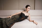 吉娜穿豹紋吊帶長裙秀好身材 香肩外露性感嬌艷