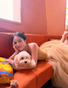 劉亦菲曬與愛犬合照 穿淺色裙子笑容甜美又治愈