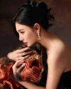 张雨绮一袭棕色裙子宛若女王 低头垂眸眼神柔和