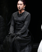 玫红挑染配黑裙装 东出昌大舞台剧造型引全网热议