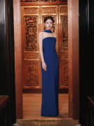 向涵之穿抹胸长裙身材凹凸有致 盘发造型优雅端庄