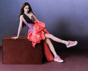 杨颖宛若优雅可爱的芭比！身材高挑大长腿比例优越