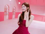 赵露思穿抹胸裙明艳娇俏 金色卷发造型元气又软萌