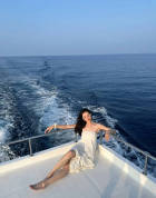 钟楚曦晒马尔代夫度假美照 穿抹胸裙大秀好身材