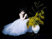 田曦薇穿抹胸蓝纱裙与鲜花合影 半扎发灵动飘逸