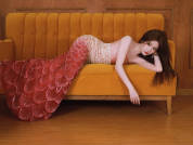 毛晓彤身着红色渐变鱼尾裙 身姿曼妙曲线迷人