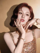 宋雨琦穿亮片裙曲线曼妙 变身复古名伶媚眼如丝