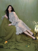 周也穿透视裙秀曼妙身姿 与鲜花绿植合影清新怡人