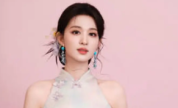 王楚然穿旗袍曲线曼妙 手持熊猫扇子俏皮可爱